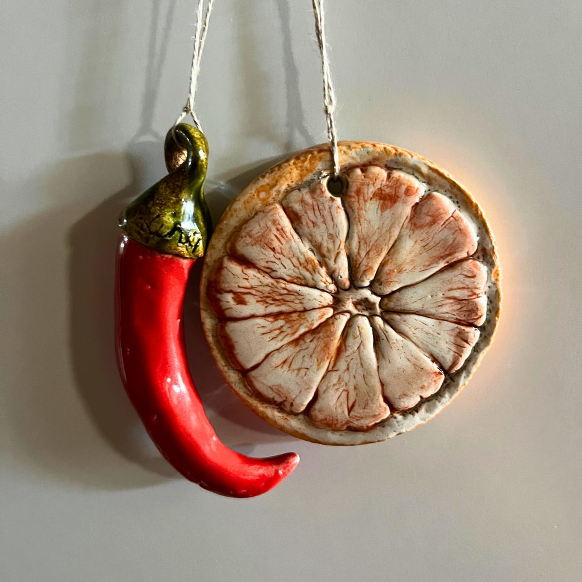 Keramikinių eglutės žaisliukų rinkinys Čili ir Apelsinas - Image 2